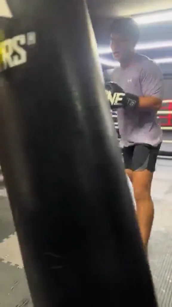 Élève en plein entraînement de boxe à l'ISB Muay Thai