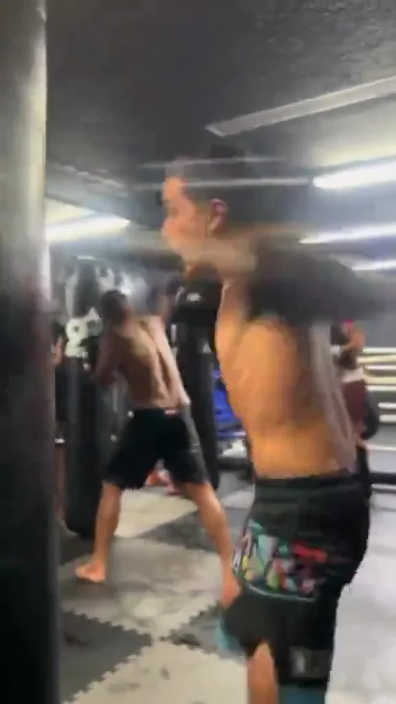 Élève en plein entraînement de boxe à l'ISB Muay Thai