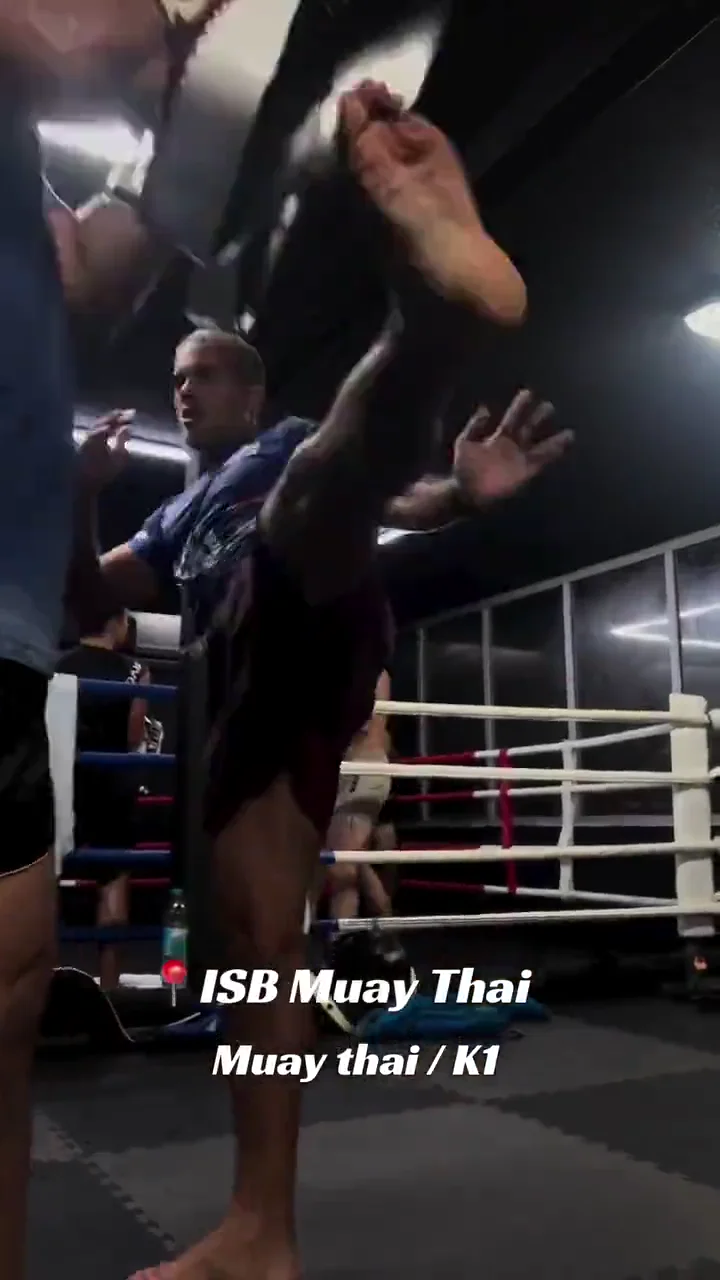 Élève en plein entraînement de boxe à l'ISB Muay Thai