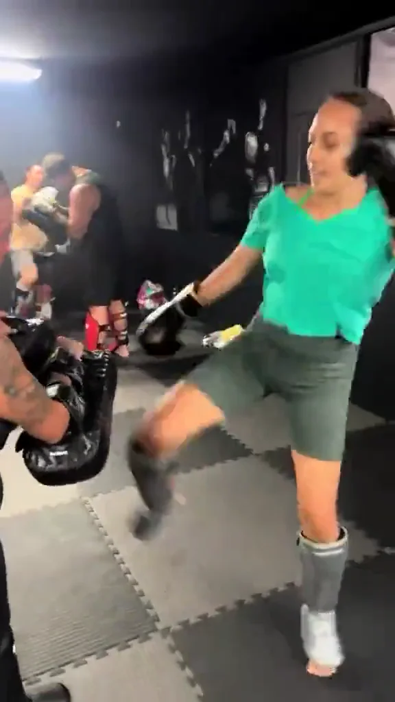 Élève en plein entraînement de boxe à l'ISB Muay Thai
