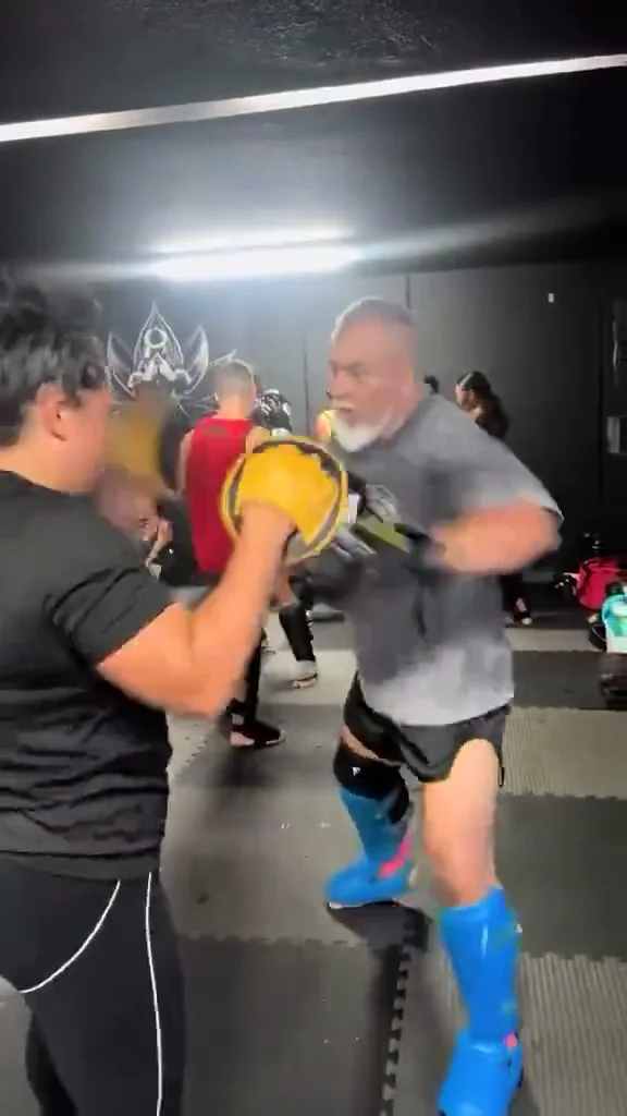 Élève en plein entraînement de boxe à l'ISB Muay Thai