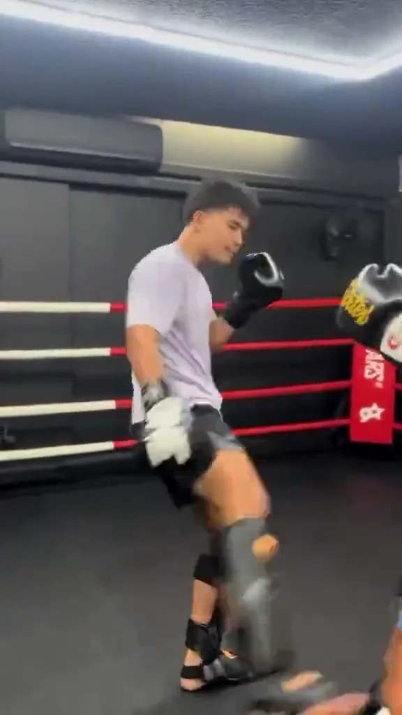 Élève en garde sur le ring ISB Muay Thai